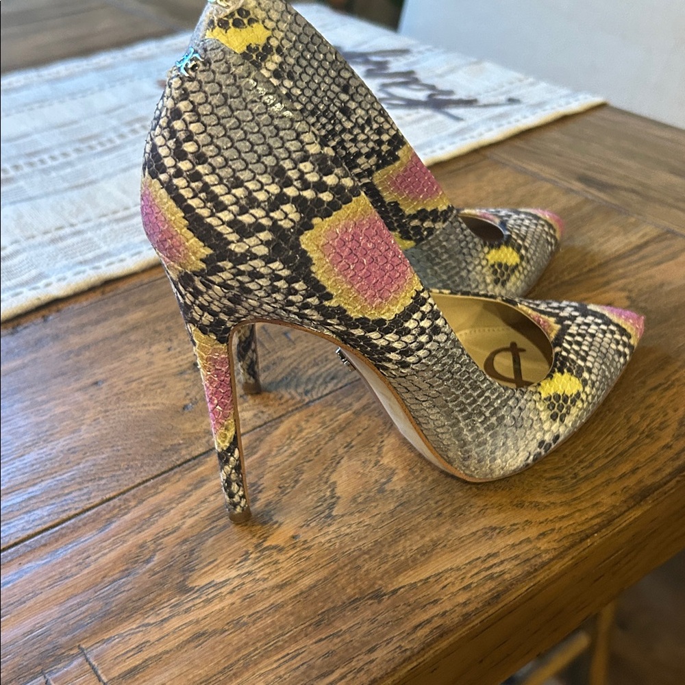 Sam Edelman pointy Toe Vibrant Snake Print Heels in Gray, Lilac and Yellow. Sz 7 - Picture 7 of 10